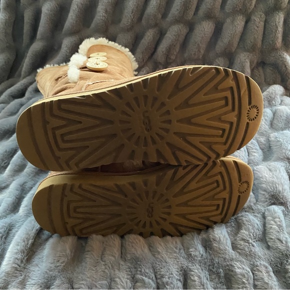 Ugg Bailey Button Triplet II Boot - Picture 11 of 12